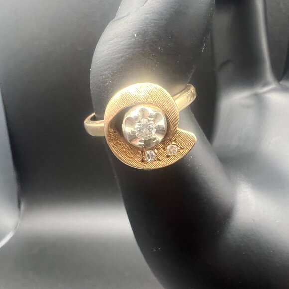 Gold Seashell shaped Diamond Ring Size is just under 6.5, Intricate Vintage Deta - Picture 1 of 7